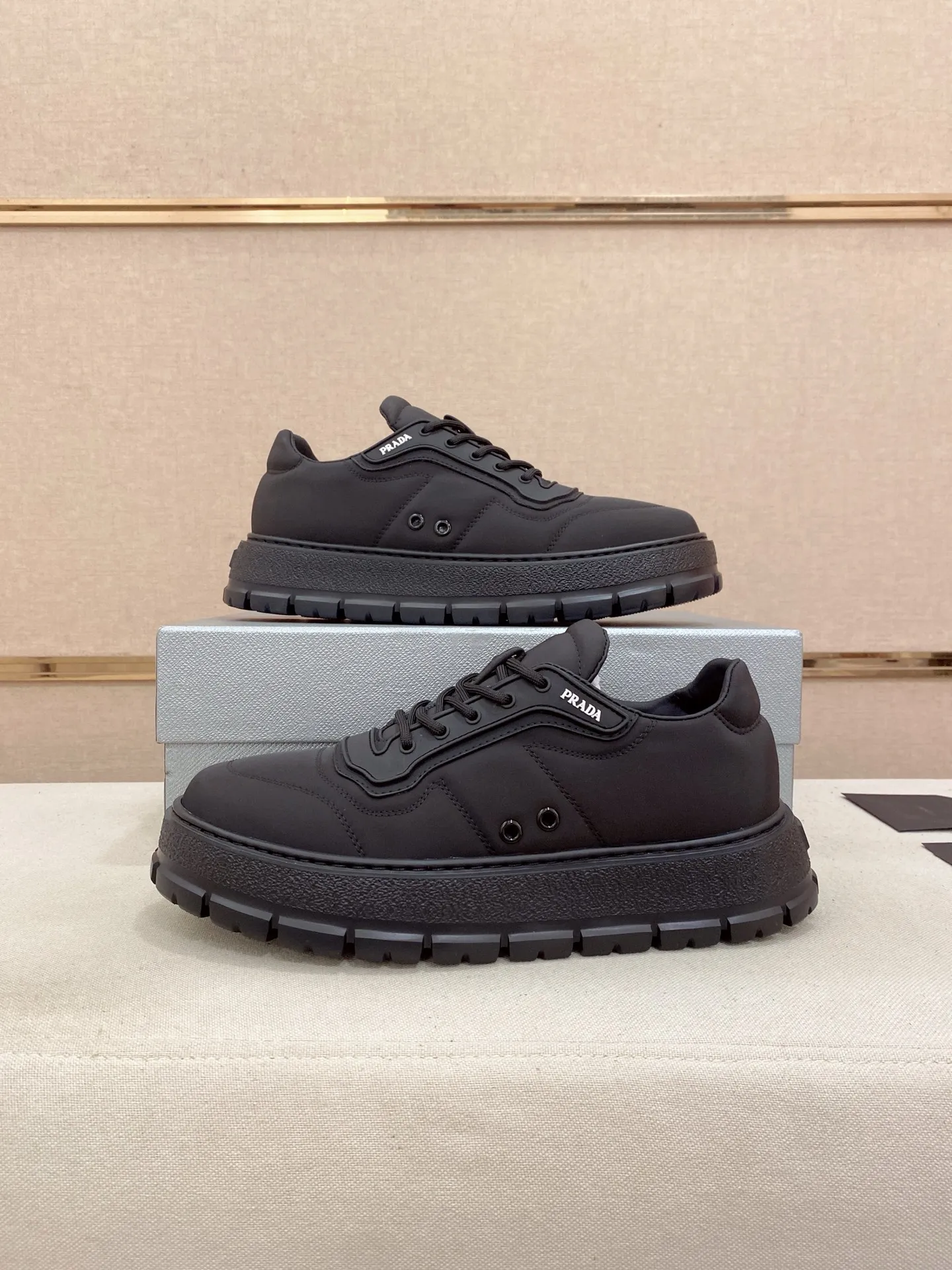 Factory price 580💰 ✔️✔️✔️High version High-quality new PRADA counters are on the market simultaneously, new men's shoes, 😘fabrics imported technological waterproof fabrics, made by pure handicrafts. Lining: Full cowhide lining. 👍🏿 High-end ☄️ air-cushion molded anti-slip rubber outsole, exquisite lines, simple and elegant, comfortable and high-end for leisure travel. Code number: 38 to 45